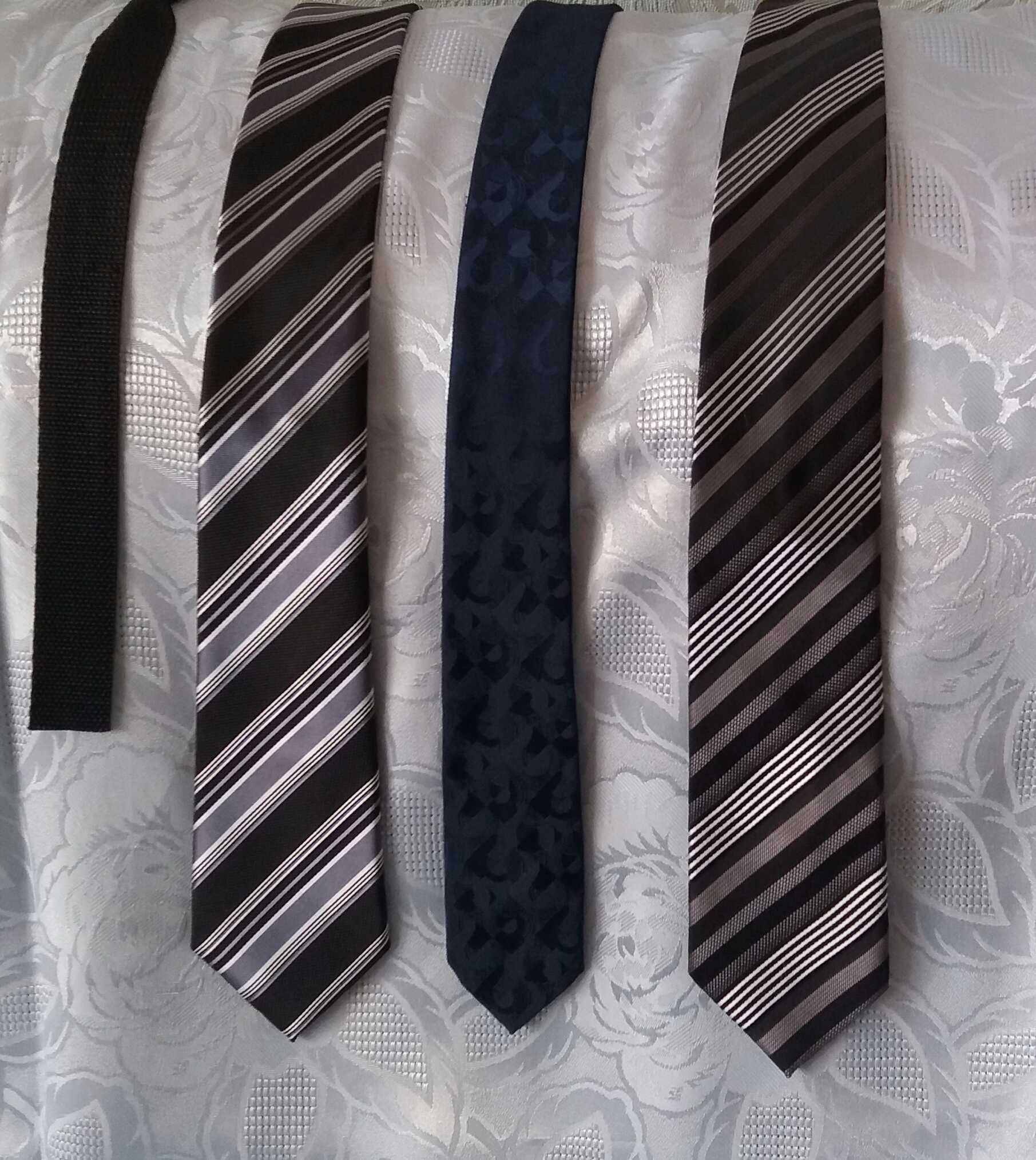 Галстуки, краватки разные.