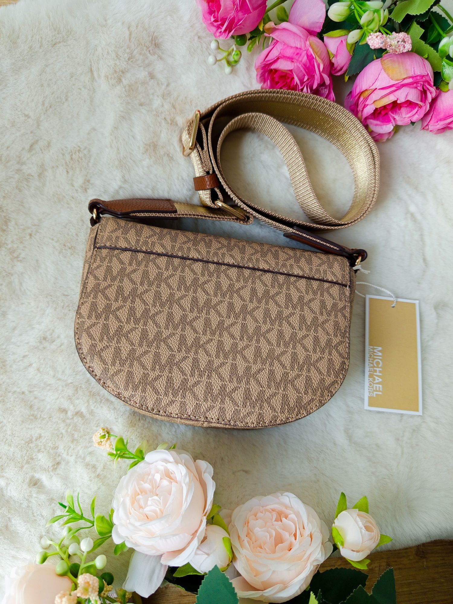 Mała torebka na ramię listonoszka Michael Kors z logo beżowa brązowa