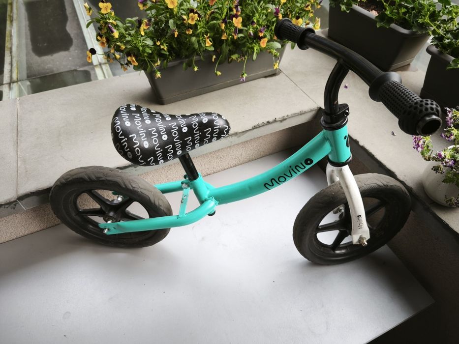 Dwa dziecięce rowerki biegowe: Kettle z koszykiem różowy i movinor