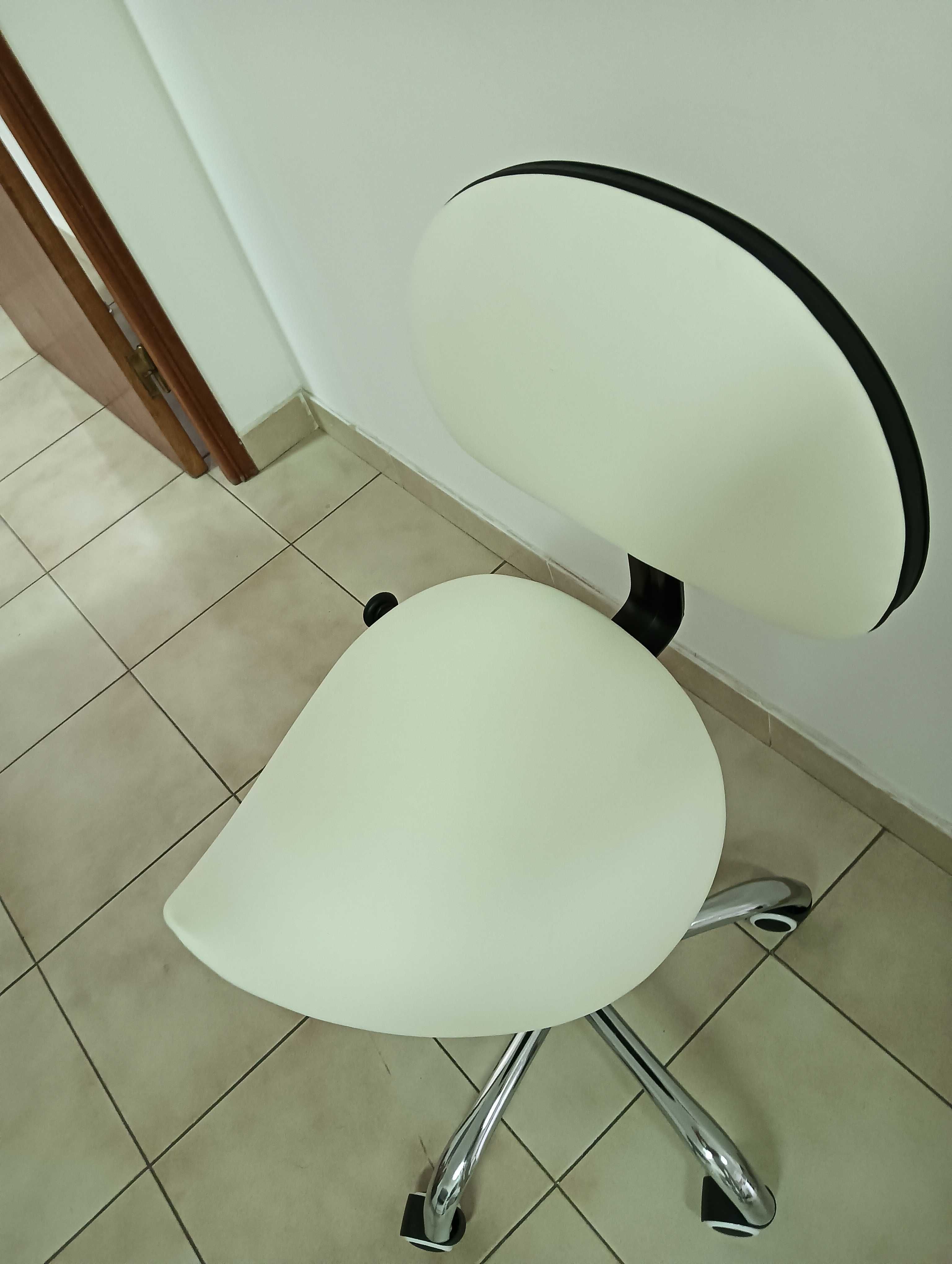 Vende-se banco ergonomico em sela com rodas e apoio lombar, novo