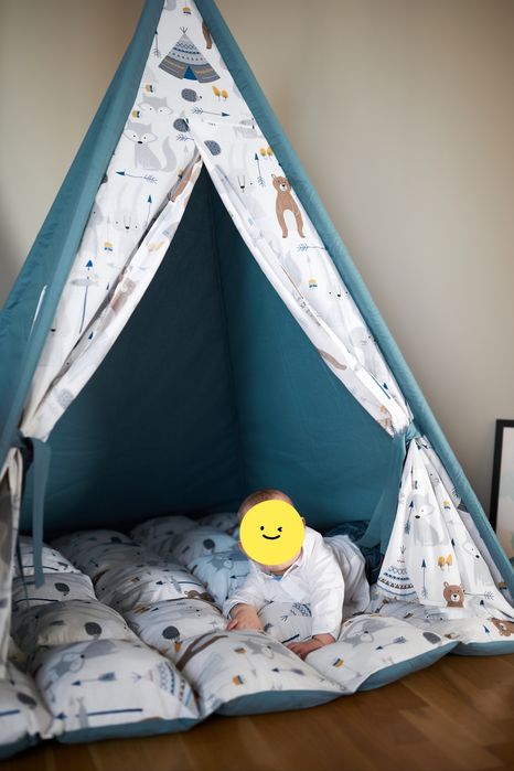 Вігвам з віконцем і звірятками на принті