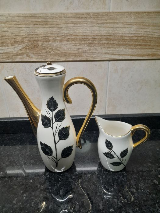 Bule e leiteiera antigos em porcelana