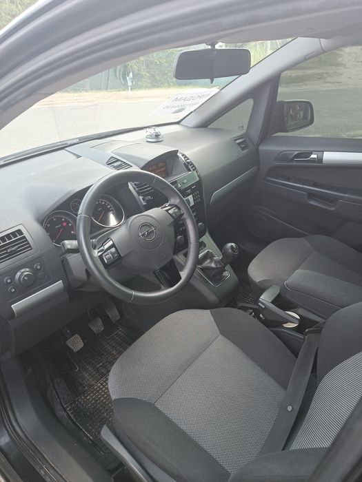 OPEL zafira b 2011r