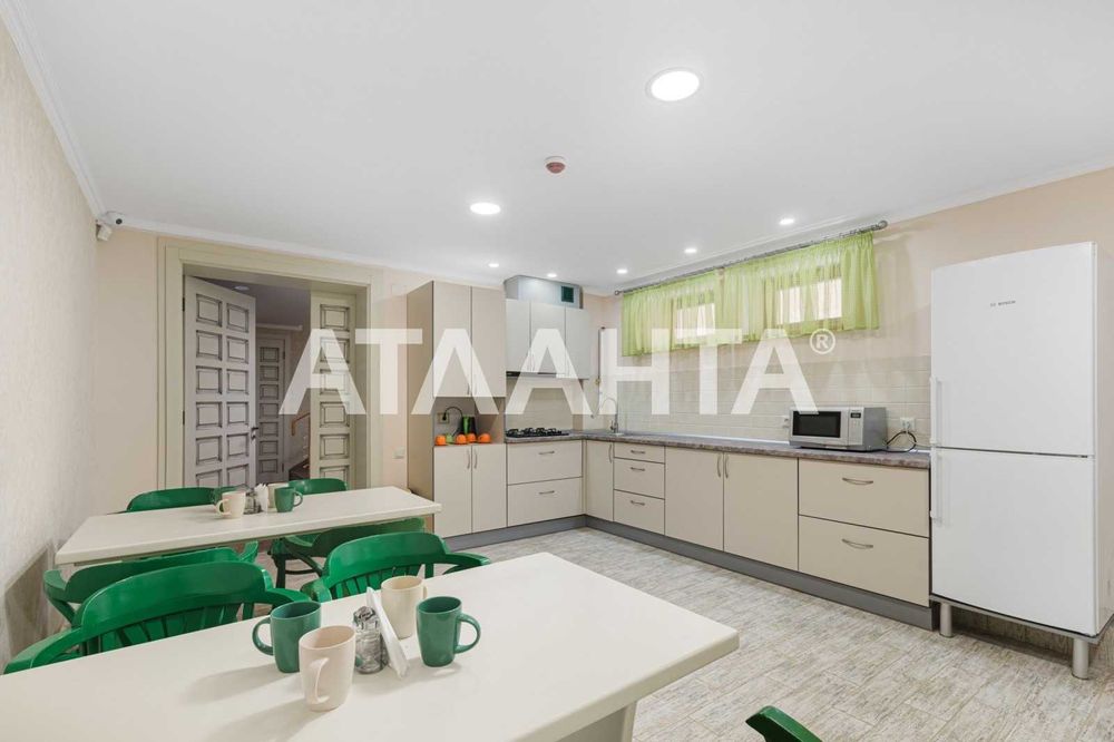 Гостиница в пешей доступности 13 фонтана! Бассейн!