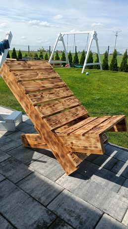Drewniany leżak ogrodowy