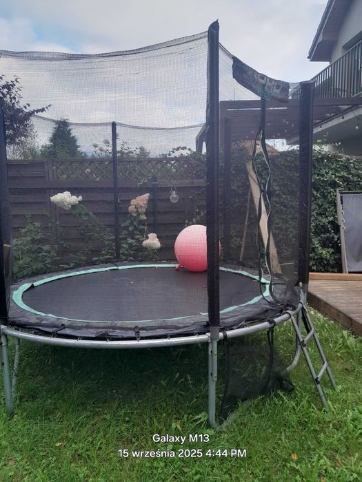 ogrodowa nieduża trampolina dla dzieci