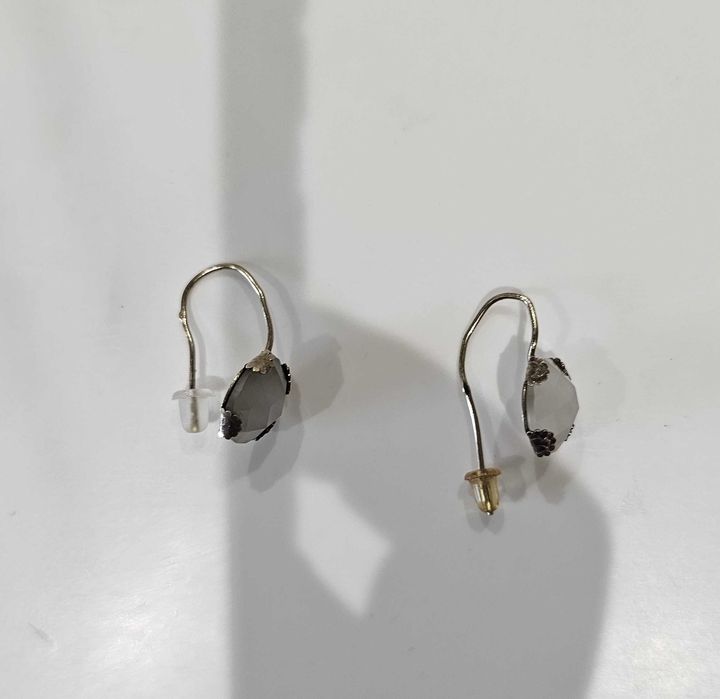 Brincos prata dourada e pedra