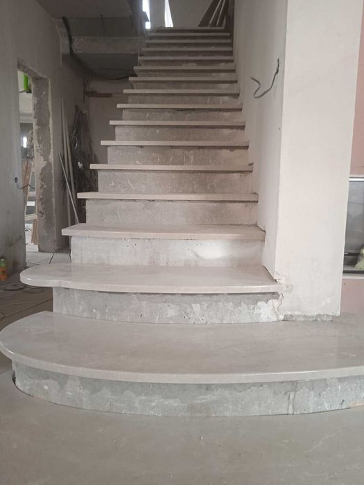 Лестница из камня (мрамор, гранит, керамогранит)