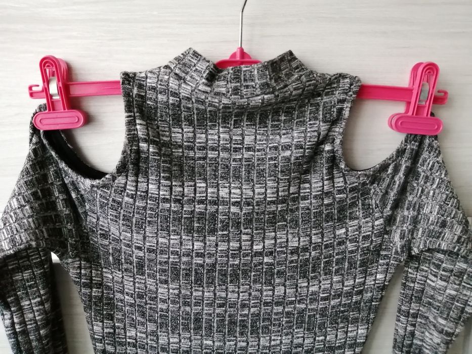 ZMYsłowa sukienka midi podkreślająca figurę z odkrytymi ramionami