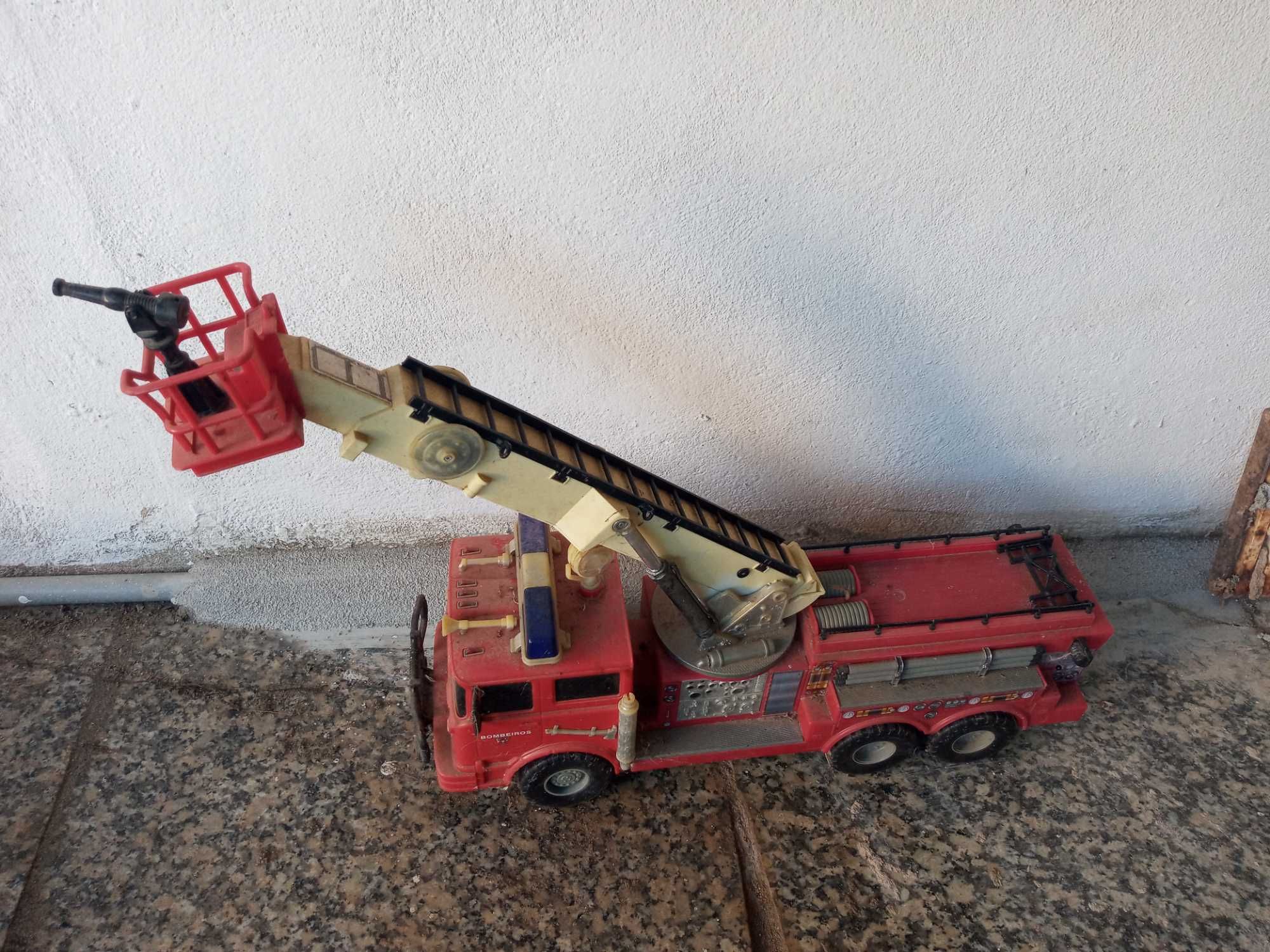 Camiao dos bombeiros com 60cm