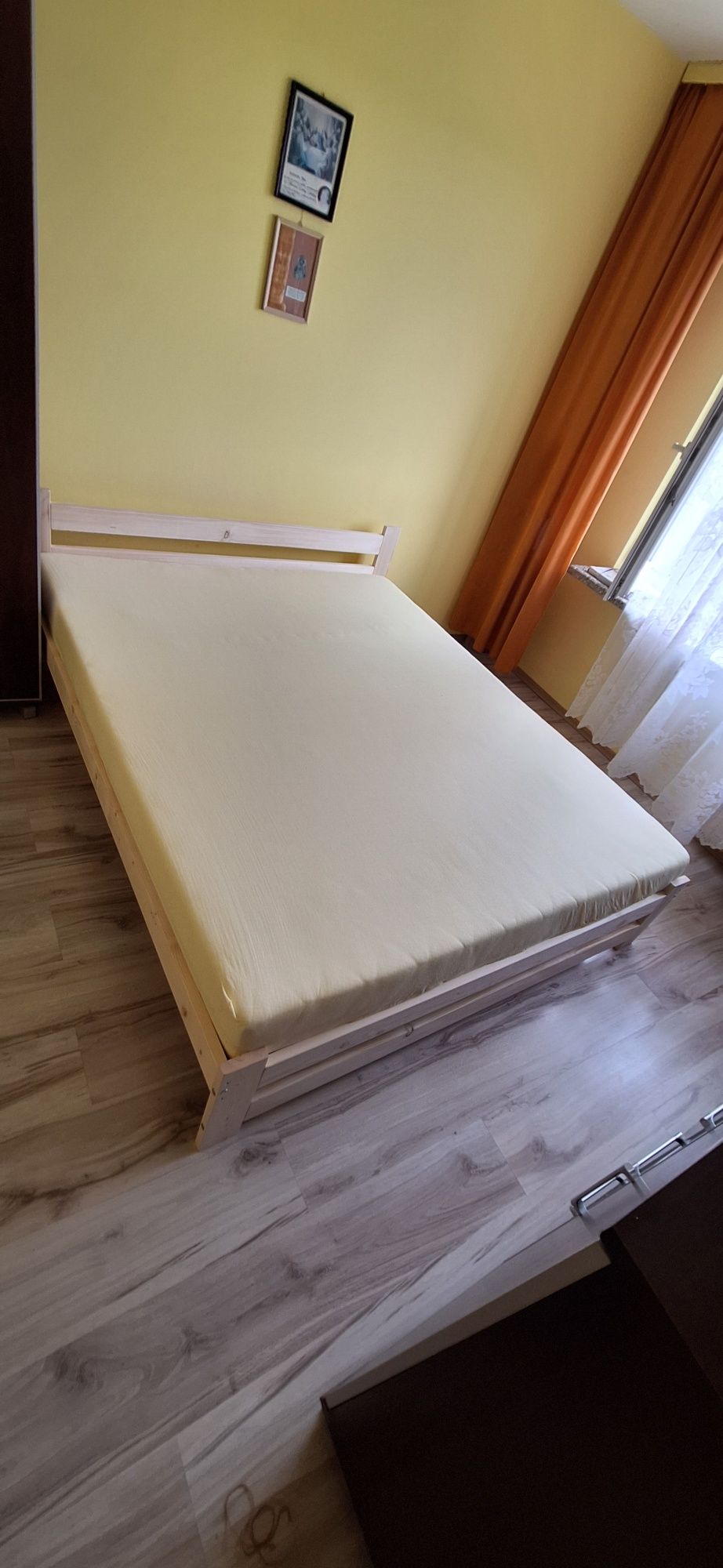 Łóżko drewniane sypialniane z materacem 1,6x2m