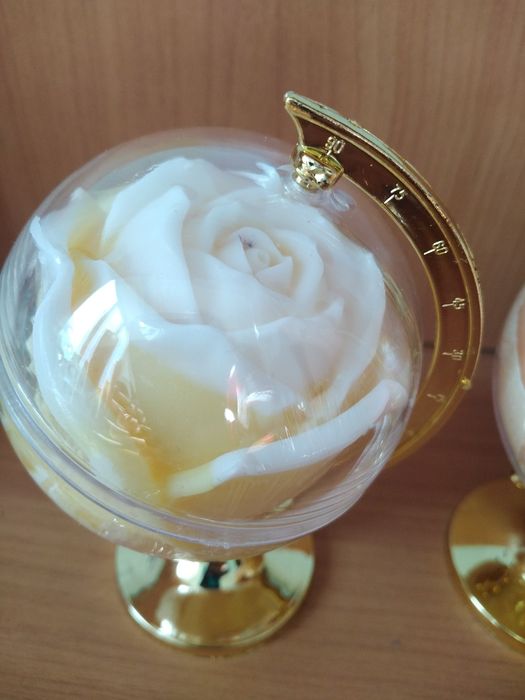 Глобус Троянда в глобусі