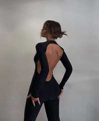 Жіночий комбінезон з відкритою спиною у чорному кольорі