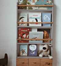 Drewniana półka na książki