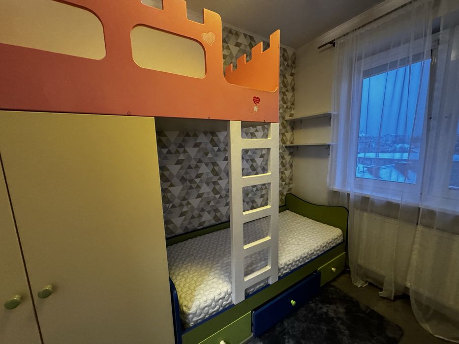Łóżko piętrowe, szafą, szufladami i półkami plus materace
