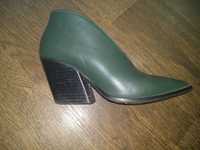 Ботинки зелёного цвета