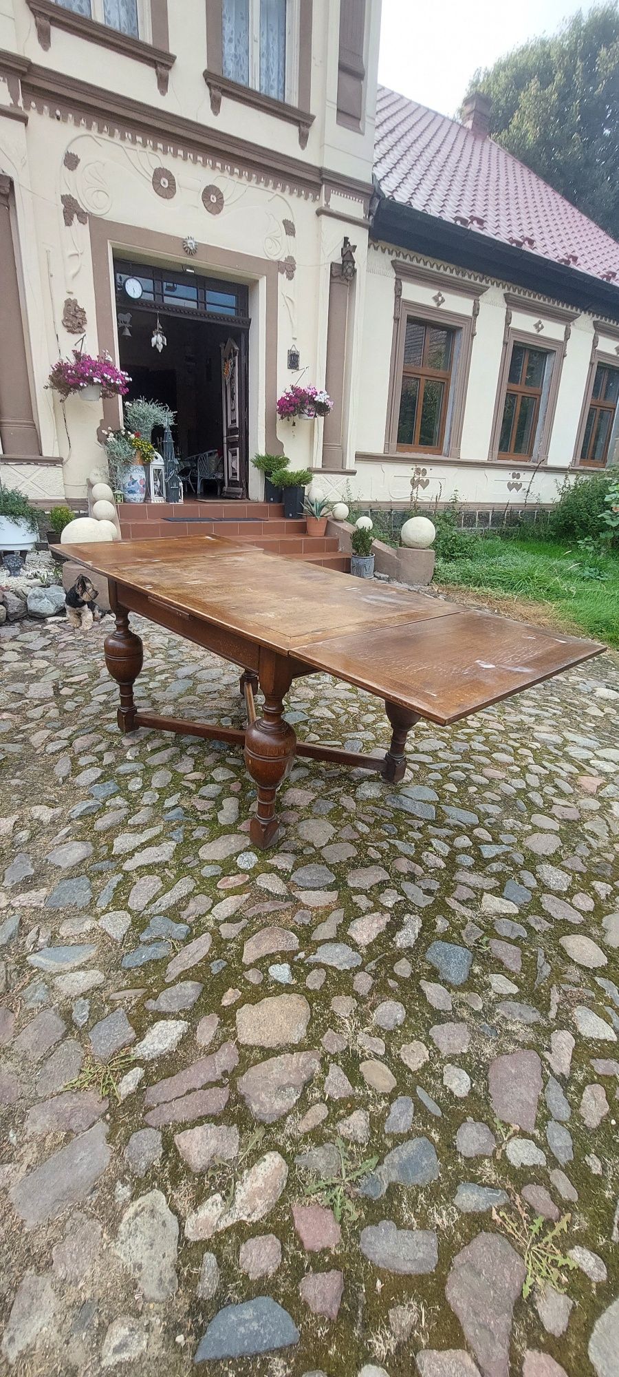 Stół z ciemnego drewna
