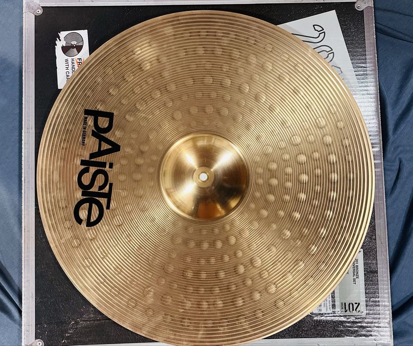 Pratos Paiste 201. Set Ride 20, crash 16, hi hat 14.