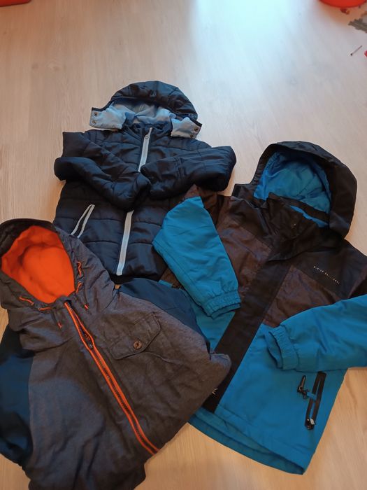 2 kurtki jesienno/zimowe r 122 plus 1 gratis