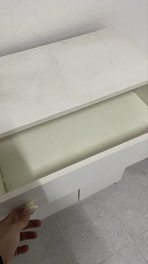 Movel de arrumação branco com cerca de 90 cm de altura