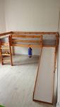 Cama com escorrega
