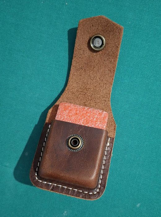 Lindíssima e única bolsa para isqueiro Zippo, em couro - NOVA