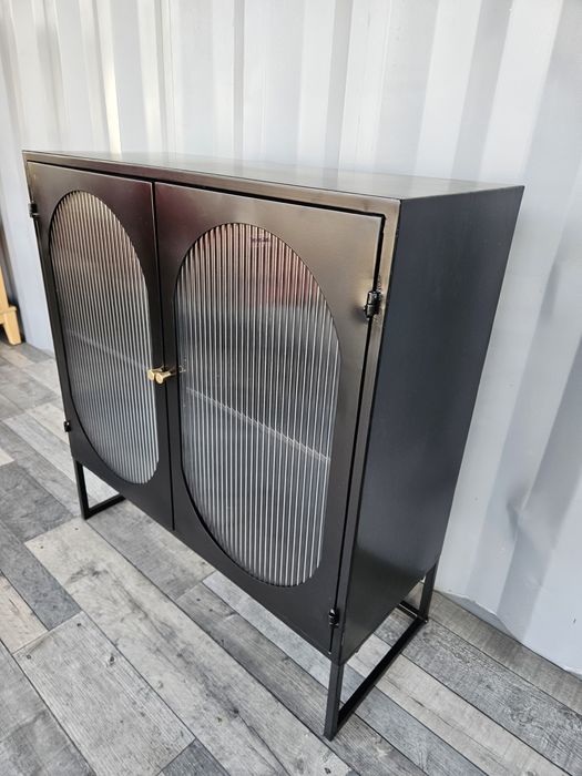 Czarna metalowa komoda szklane drzwiczki wyprzedaż