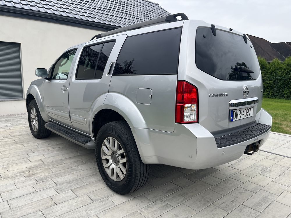 Nissan Pathfinder v8