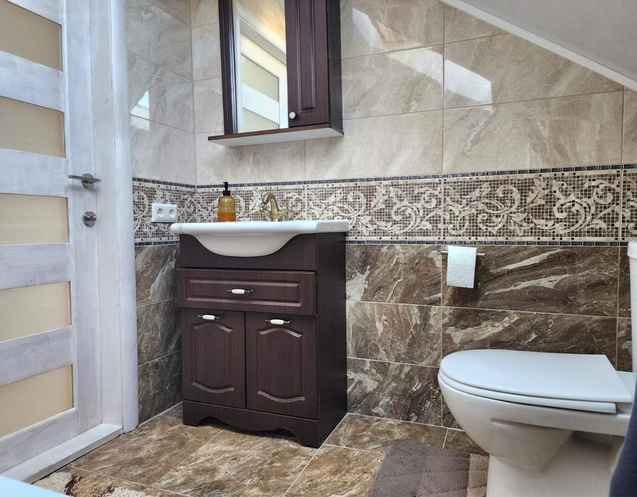 Будинок з гарним ремонтом та меблями в мальвничій Бучі