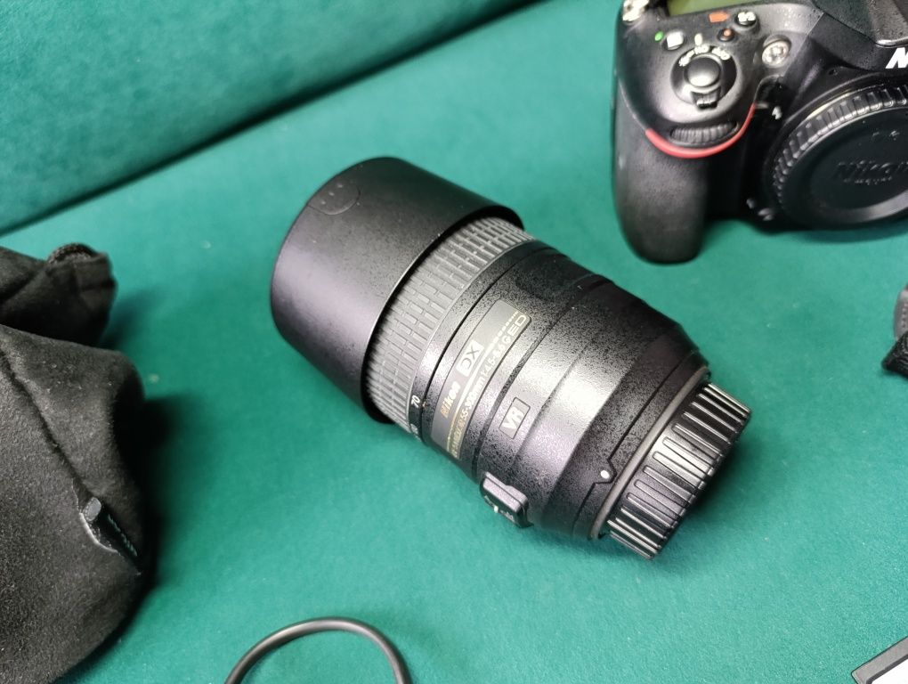 Lustrzanka Nikon D2700