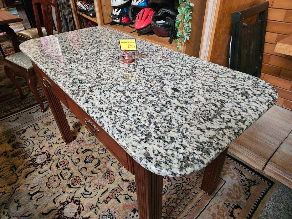 Mesa de cozinha em madeira e tampo em pedra - Bom estad