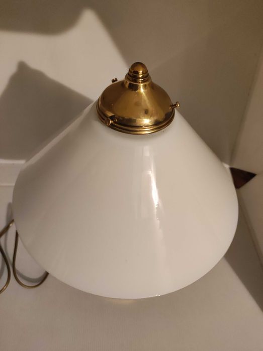 Mosiężna lampka stołowa ze szklanym kloszem