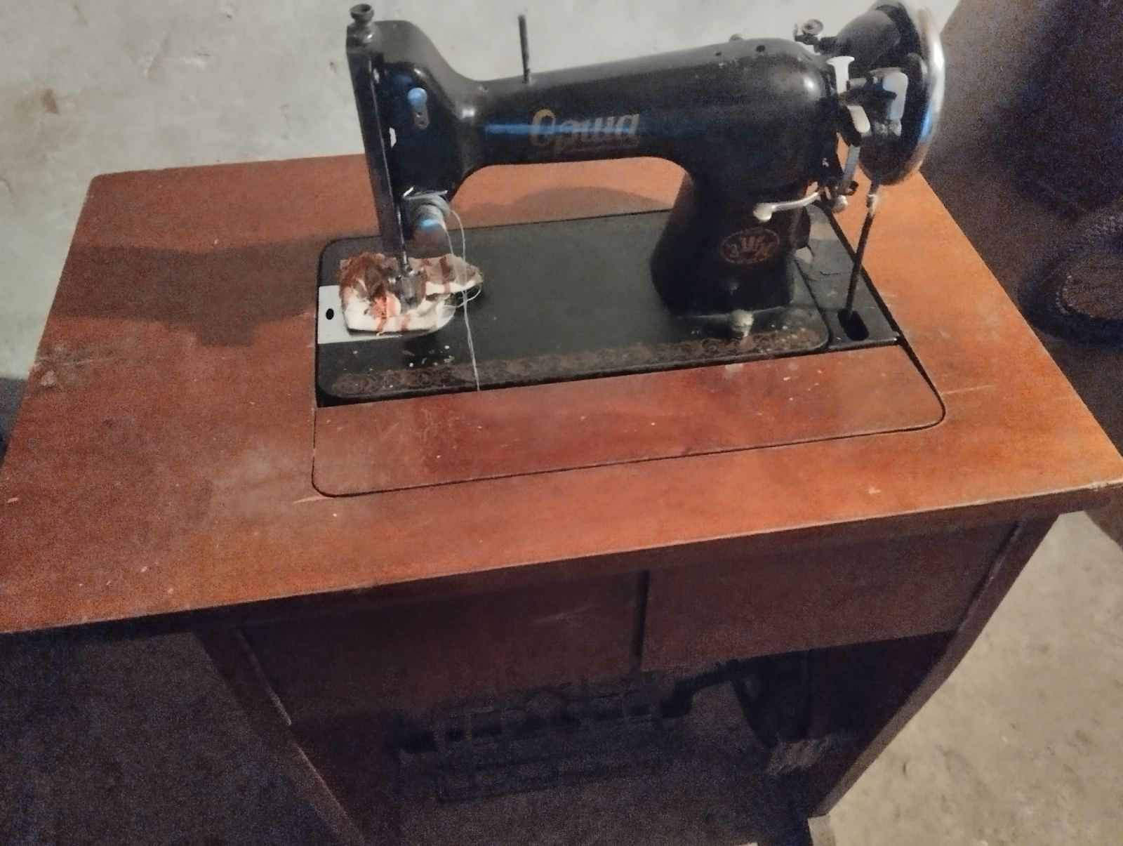 Продам швейную машину времён СССР