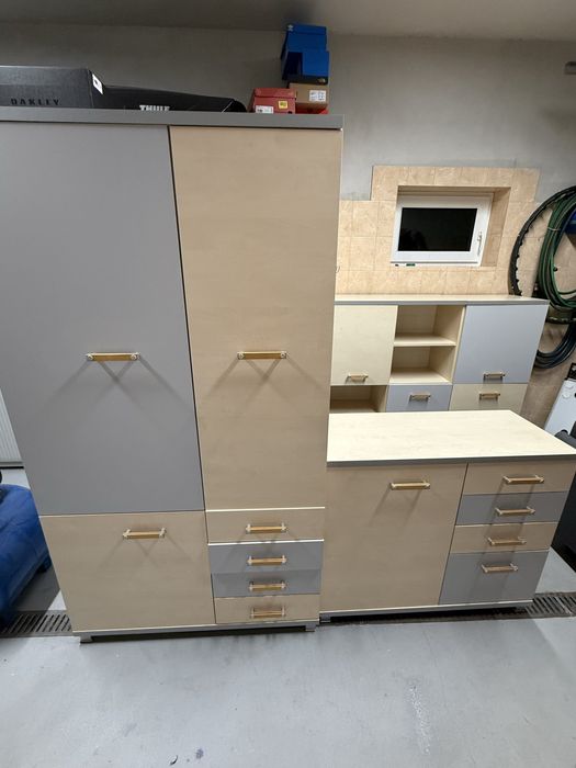 Zestaw solidnych mebli – szafy, regały, komody