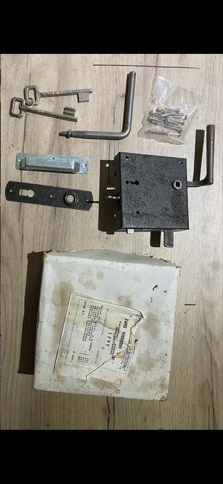 Zamek do drzwi nawierzchniowy polska produkcja orginał