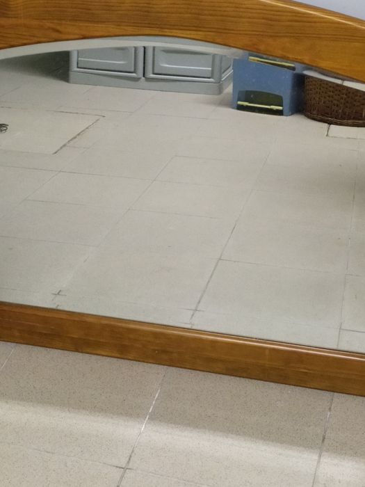 Espelho de cómoda com moldura em madeira