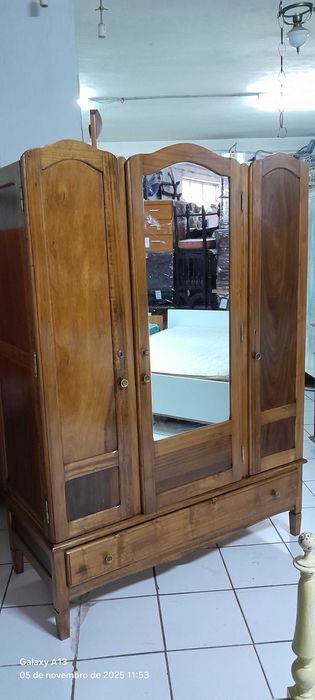 Roupeiro em madeira com 3 portas
