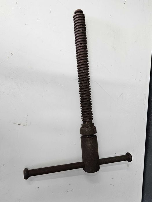 Śruba do imadła ślusarskiego 380 mm z korbą