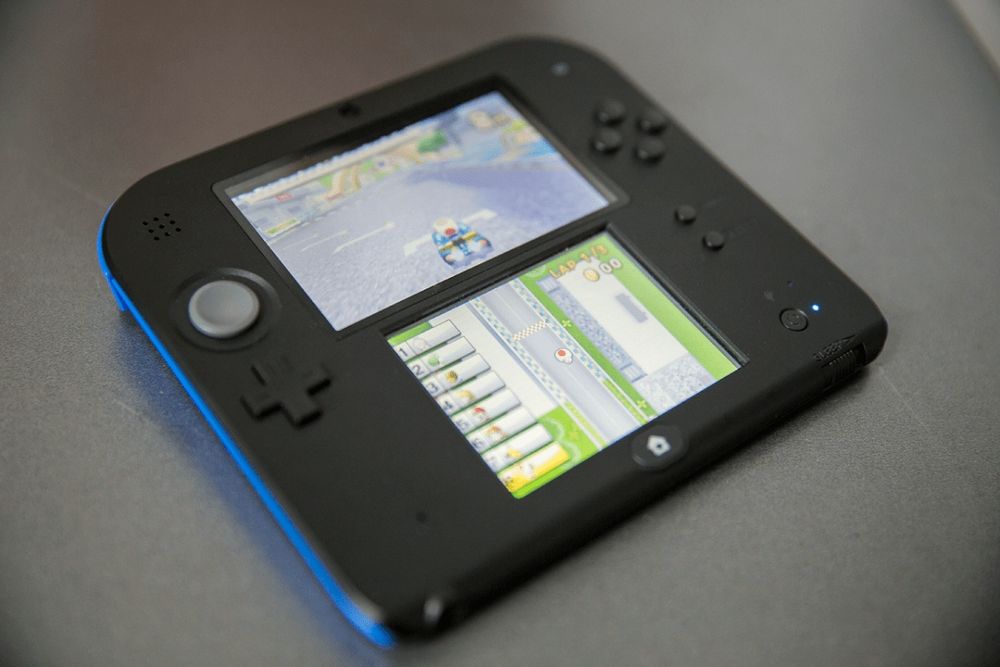 Nintendo 2DS Desbloqueado com carregador e cartão de 32GB