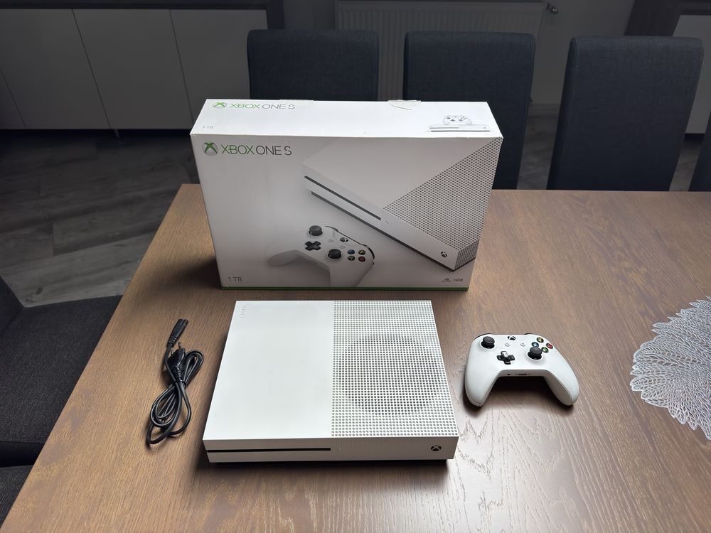 Konsola Xbox One S 1TB z padem – dobry stan