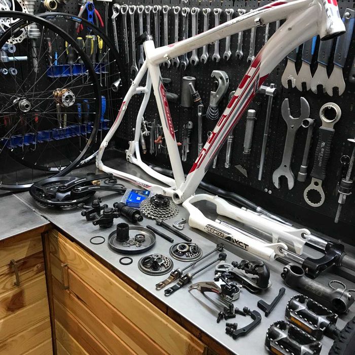 Ремонт велосипедів, спицювання коліс, встановлення електропакетів.