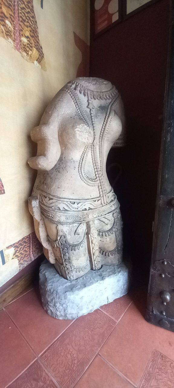 Estatueta escultura em pedra rosa