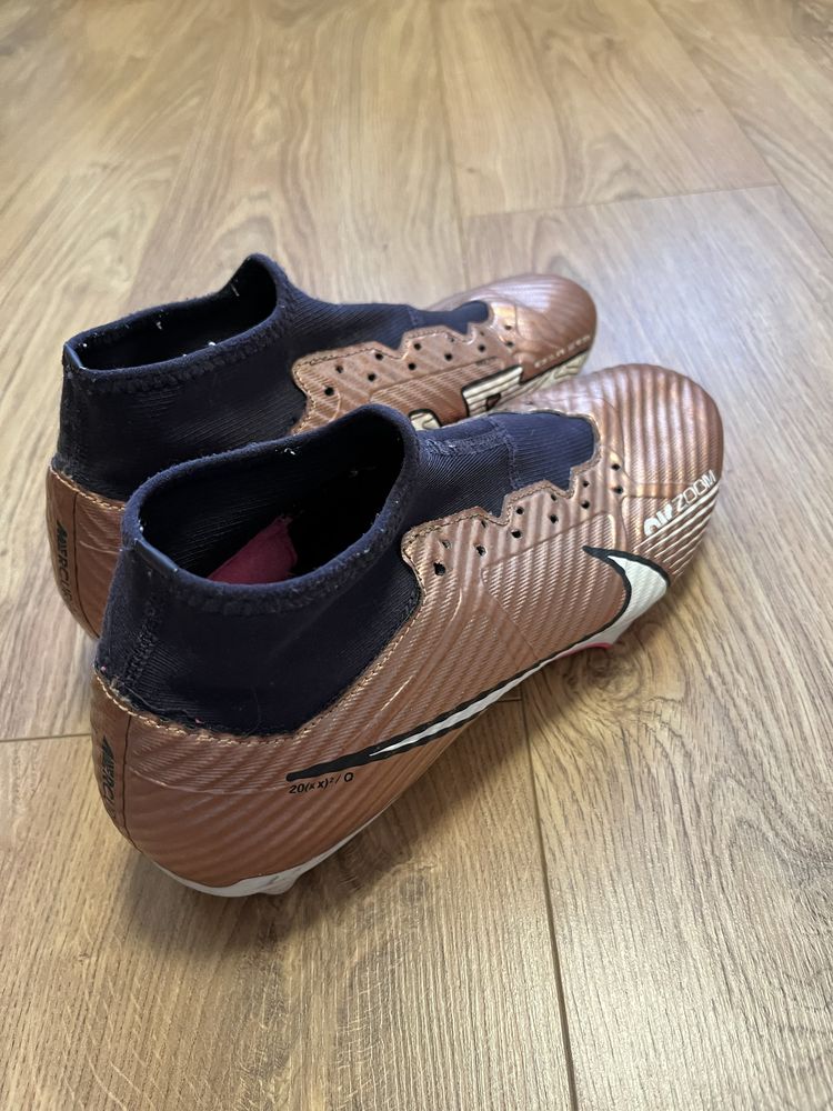 Korki nike, złote