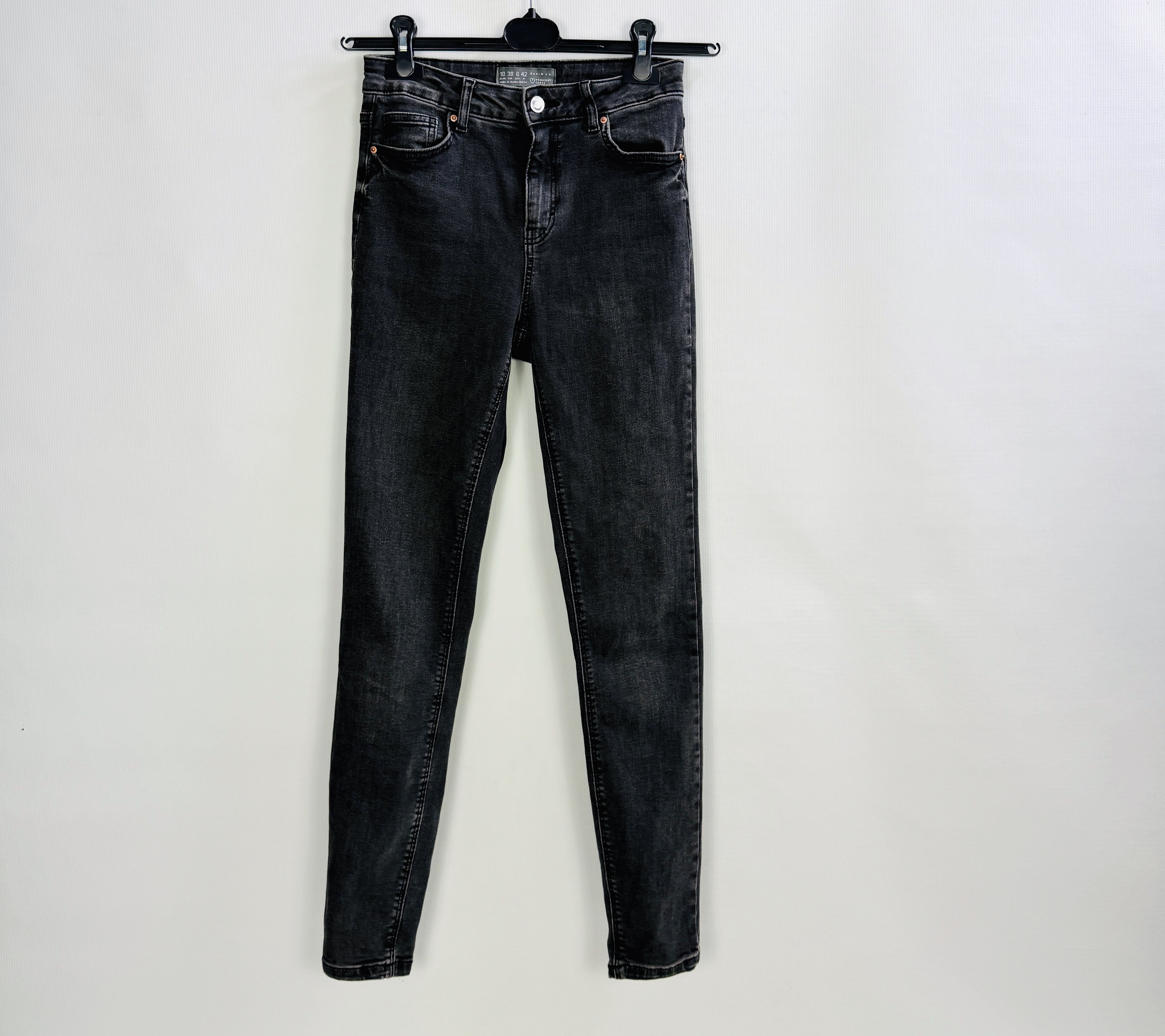 Czarne przecierane jeansy rurki z wysokim stanem M 38 Denim Co.