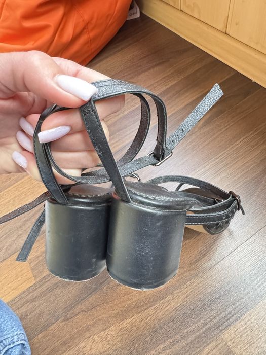 Босоніжки міцні застібки 38