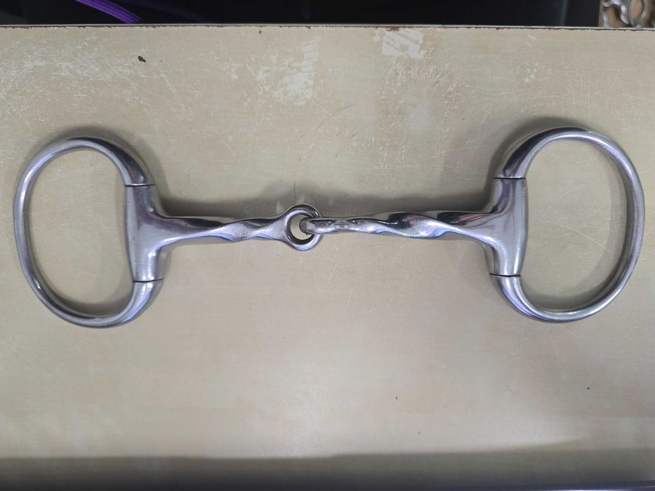 Dwa wędzidła dla konia