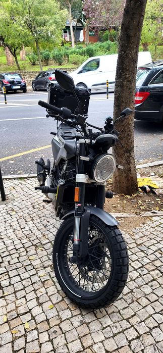 Husqvarna Svartpilen 125 – 2022 – Varios extras incluidos.