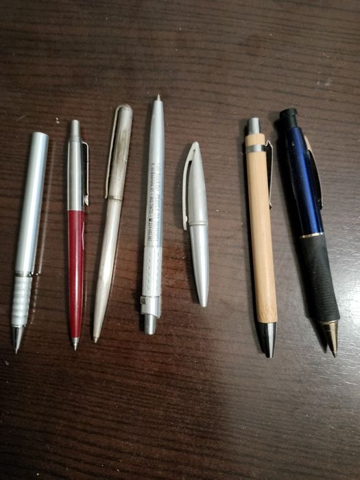 Várias canetas antigas.