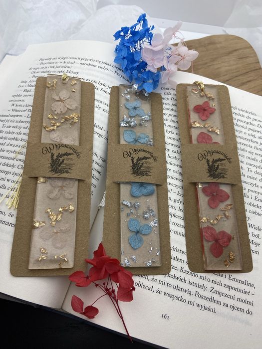 Zakładka do książki z żywicy z hortensjami