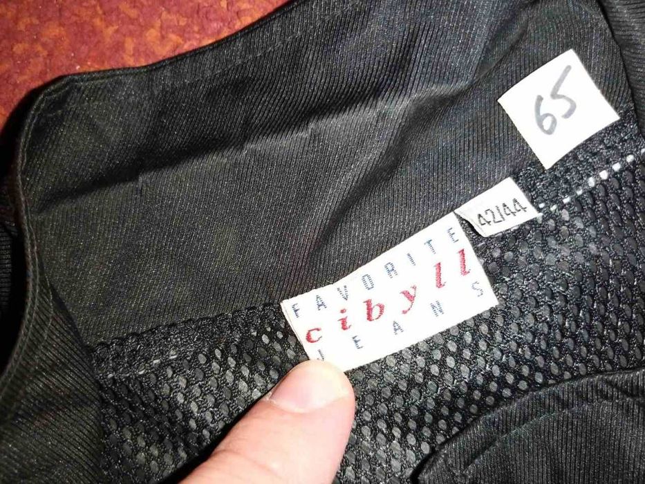 Жилет-безрукавка б/у спортивного кроя чёрный р.42/44 (замеры скину)